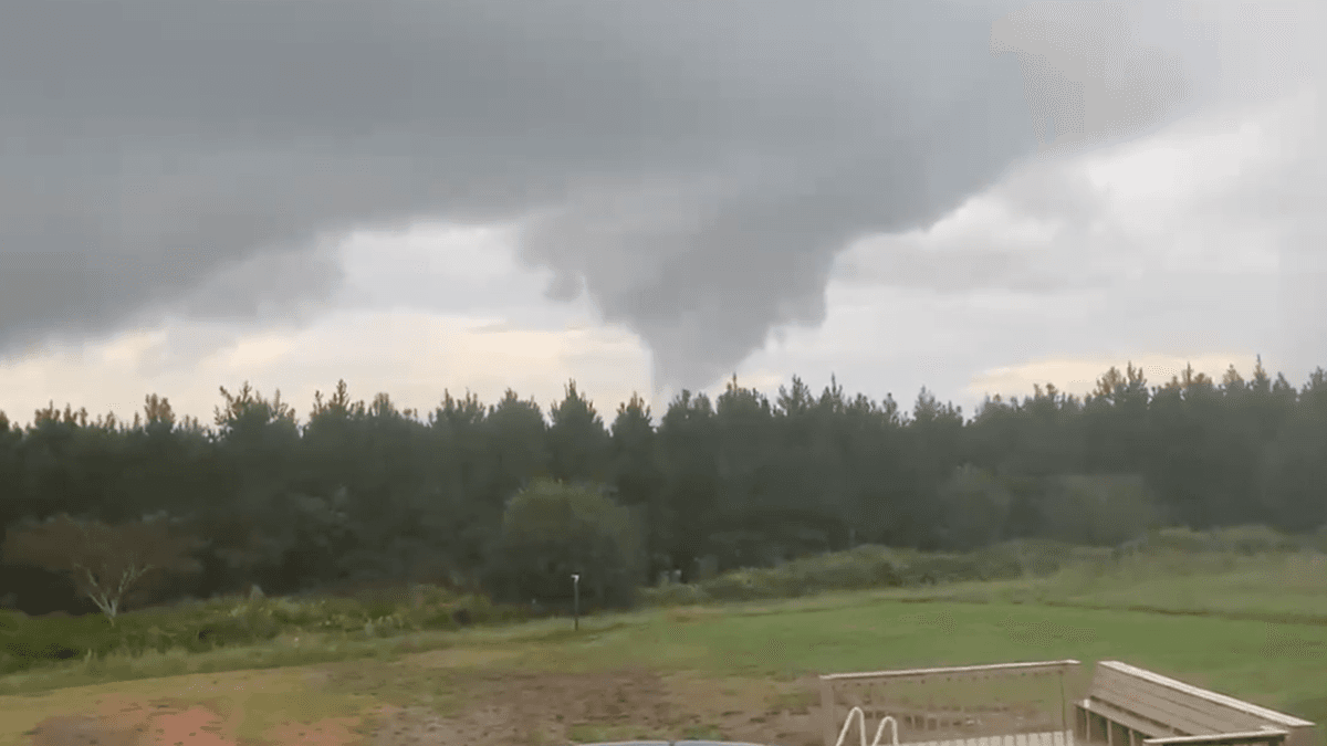 La Policía del condado de Newton dijo que testigos reportaron haber visto un tornado cerca de Highway 36 y Turner Lake Road.