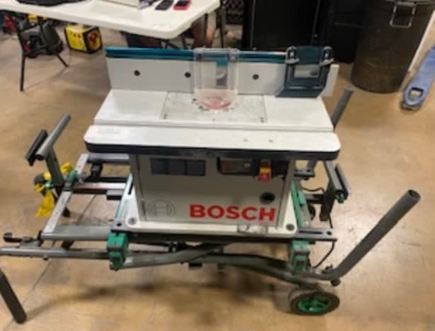 Cadenas de oro, relojes de la marca Michael Kors también formaron parte de los lotes.