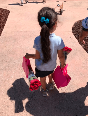Giulietta acudió muy feliz a entregarles a sus maestras las rosas y los demás regalos.
<br>