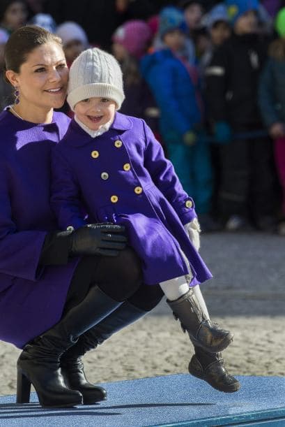 Madre e hija son tan unidas que la princesa Victoria gusta de combinar la ropa de Estella con la suya.