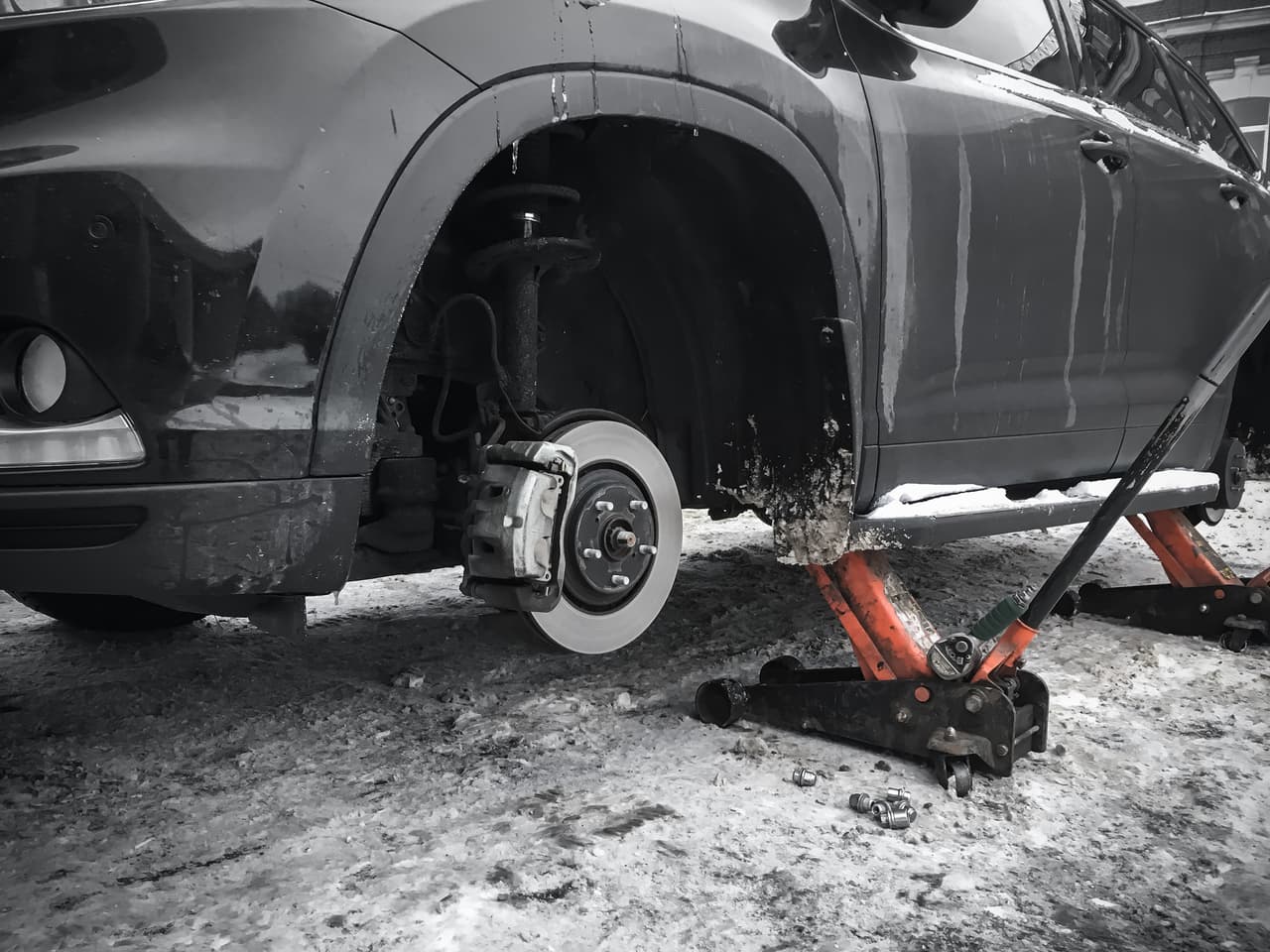 <h3 class="cms-H3-H3">Frenos</h3>
<br>
<br>Los agentes químicos que se filtran en la nieve también pueden pasarle factura al sistema de frenos, obstaculizando seriamente su funcionamiento. Desde provocar fugas de líquido de frenos hasta oxidar la superficie de las pastillas, estos daños pueden poner en riesgo tu seguridad y la de los tuyos.
<br>