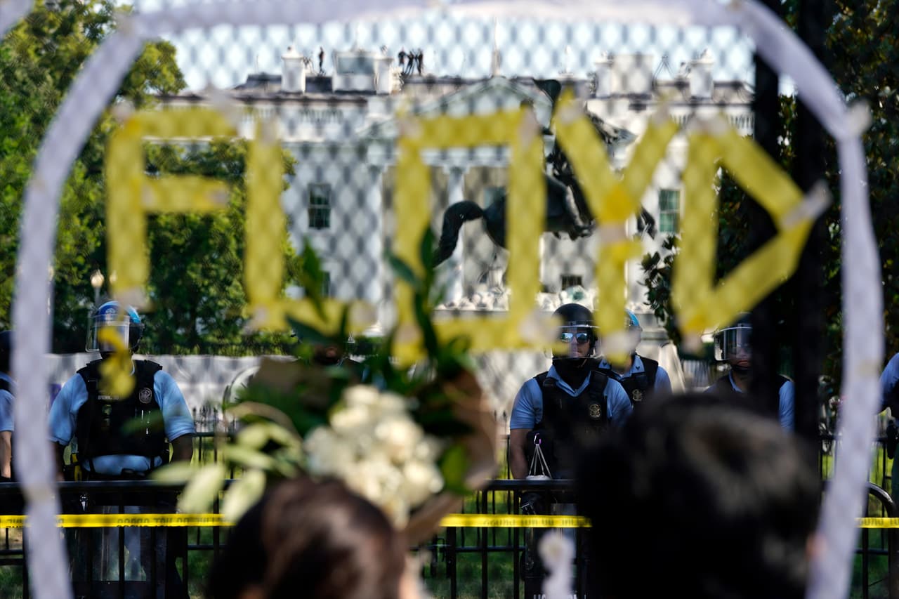 “El Servicio Secreto en coordinación con la Policía de Parques anuncia el cierre de las áreas dentro y alrededor del complejo de la Casa Blanca”, dijo el portavoz en un comunicado.
<br>