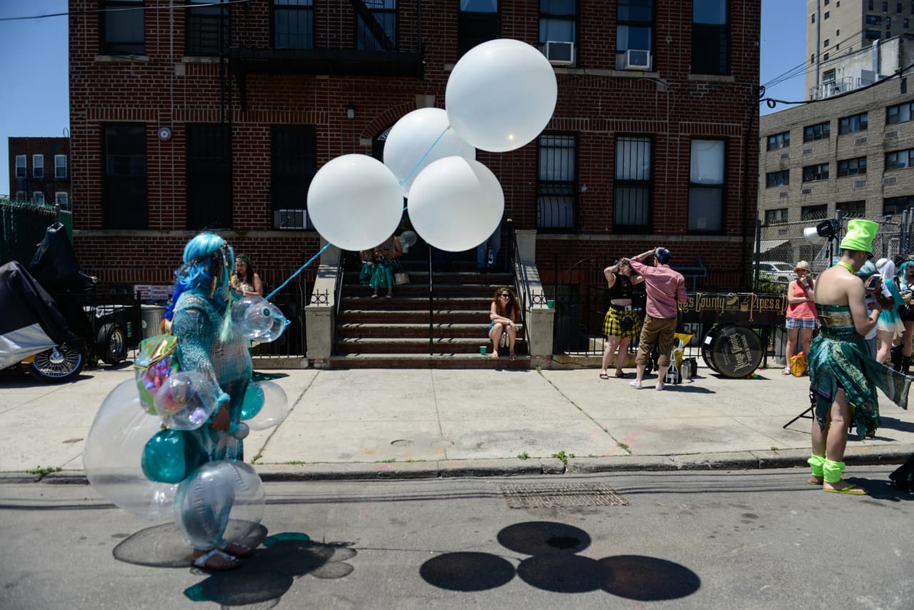 Con los globos de brújula hacia la fiesta en Coney Island.