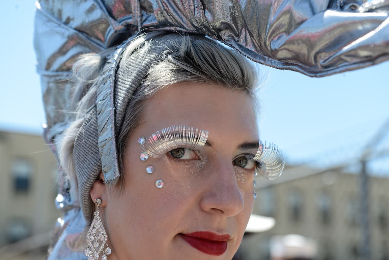 Con la mirada helada aunque el termómetro marcaba 81 grados Fahrenheit.