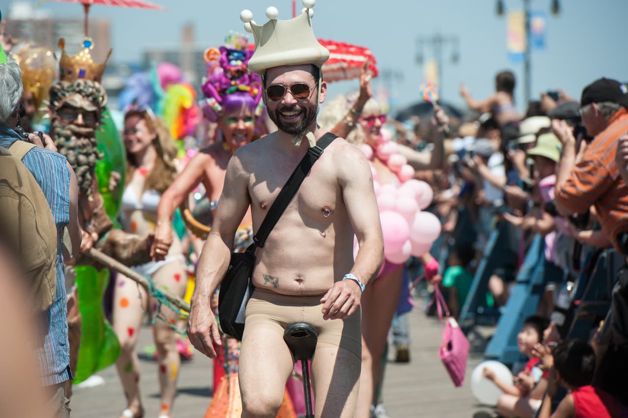 Hasta en monociclo fue posible desfilar alegría.