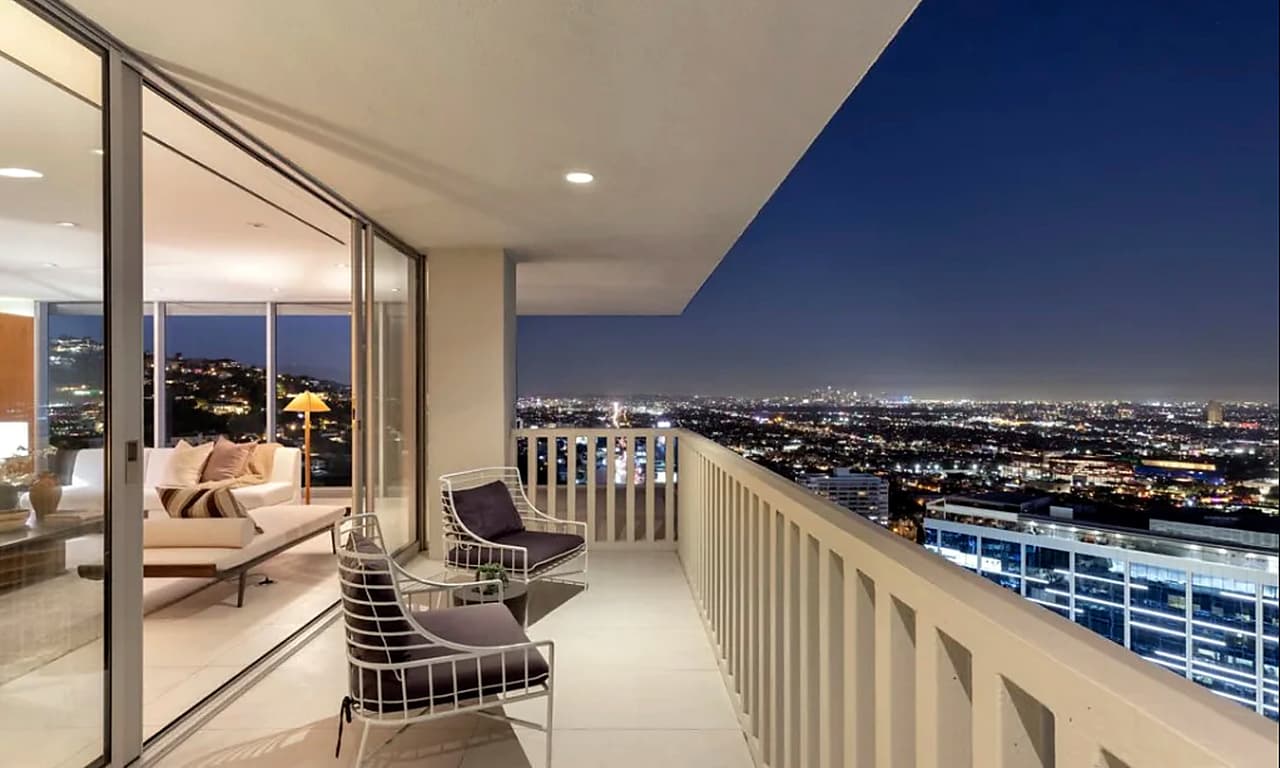 El apartamento de Sandra Bullock está en el piso 22 del edificio de 31 niveles y cuenta con una vista panorámica que se extiende hasta el centro de Los Ángeles hacia el este y hasta el mar del Pacífico hacia el oeste.