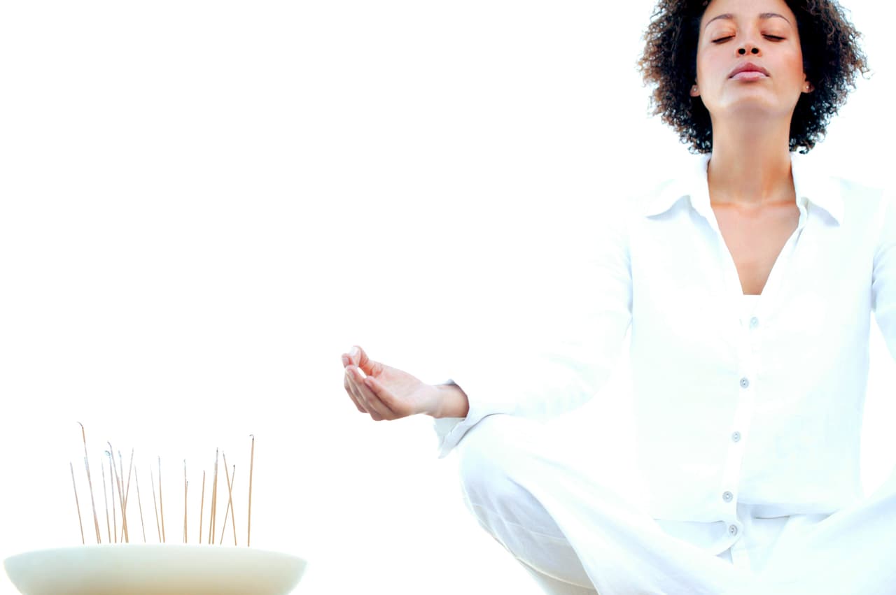 Y tanto para aprender a meditar como para cosechar los frutos de la meditación y adentrarse en el sueño lúcido se requiere mucha constancia y decisión.