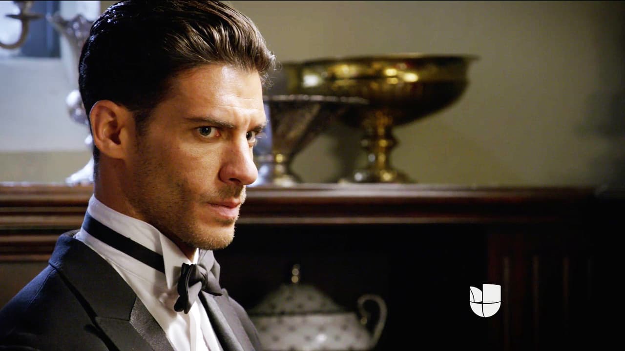 Gracias a Isabel el detective Ayala se dio cuenta que falta otro cuchillo de oro.