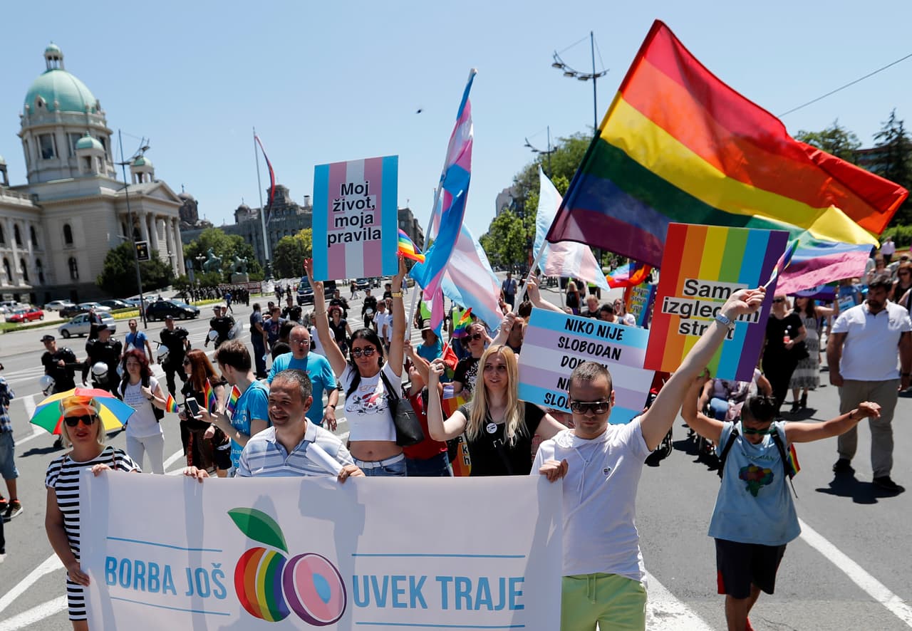 Varios activistas sostienen una pancarta que dice “la batalla continua” durante el desfile del Orgullo Gay en Belgrado, Serbia, el sábado 29 de junio de 2019.