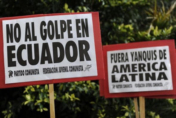 El Palacio Presidencial de Carondelet amaneció bajo un fuerte resguardo militar, mientras partidarios de Correa concurrieron desde muy temprano hasta el pie de la sede gubernamental a respaldar al mandatario.