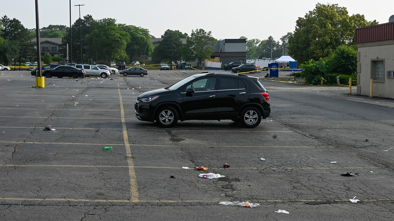 Hasta esta tarde, las autoridades no han reportado la identidad de la persona que perdió la vida. Tampoco se han detallado los motivos por lo que se desató el tiroteo ni cuántas personas son las que habrían disparado.