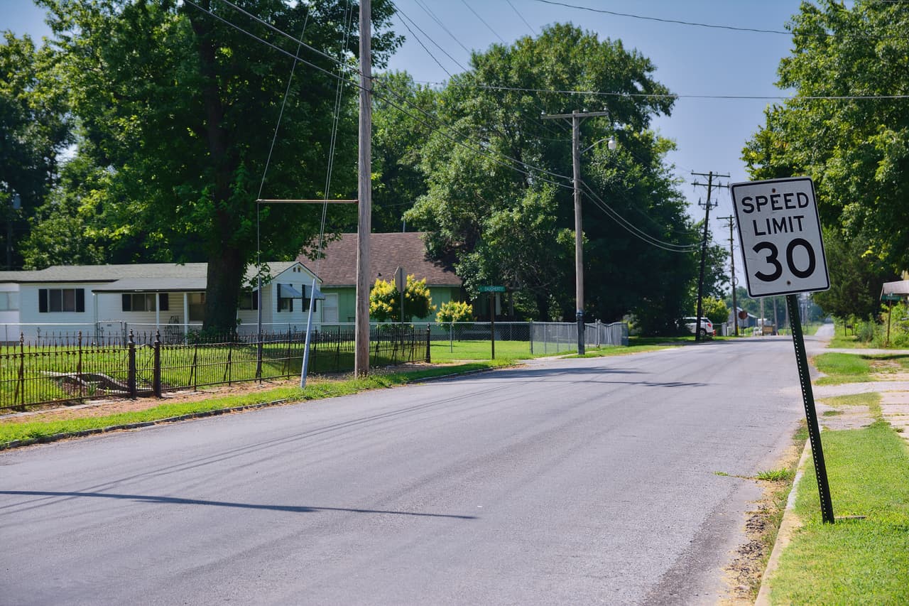 <b>Conduce a la velocidad permitida. </b>
<br>Ubica el nivel de velocidad permitido en la zona donde realizarás tu prueba de manejo, ya sea habitacional o en avenidas importantes. Tampoco está bien que vayas a paso lento, podrías retrasar a los otros autos que vienen detrás de ti y ocasionar un accidente.
