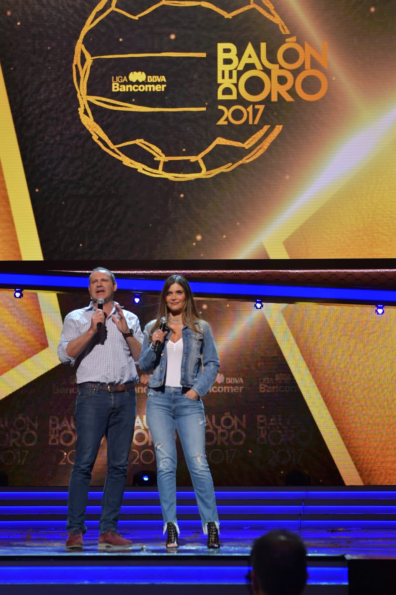 Alan Tacher y Chiquinquirá Delgado están preparados para dar comienzo con el espectáculo.