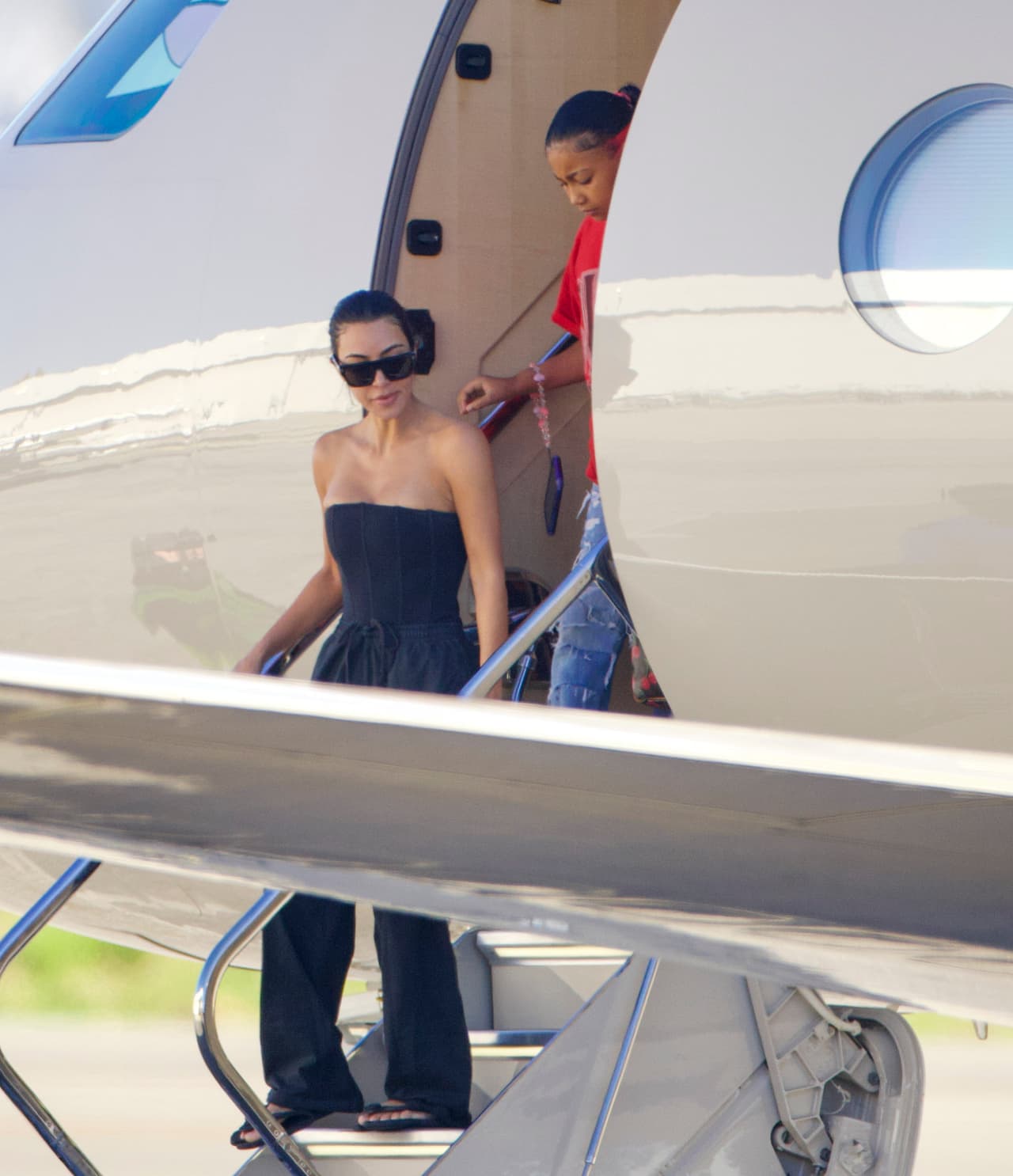 Este sábado 26 de agosto, North y Kim fueron fotografiadas mientras descendían de su avión privado, valuado en 150 millones de dólares, en New Jersey. 
<br>