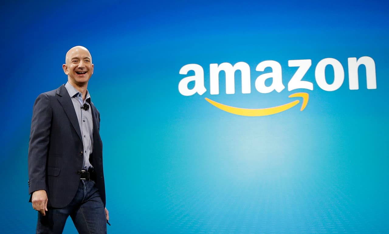 <b>Jeff Bezos – CEO de Amazon </b>
<br> 
<br>Donald Trump
<b> <a href="https://twitter.com/CNBCnow/status/703296870521528320?ref_src=twsrc%5Etfw" target="_blank">ha criticado a Amazon</a></b> por el dominio que tiene del comercio electrónico y ha amenazado con
<b> </b>emprender una investigación antimonopolio contra la empresa.
<br>También asegura que Bezos se hizo con el Washington Post para utilizar las pérdidas económicas del periódico y así no pagar impuestos por Amazon. 
<br>Bezos y Trump han mantenido durante la campaña
<b> <a href="https://www.washingtonpost.com/news/the-fix/wp/2015/12/07/donald-trump-called-out-jeff-bezos-on-twitter-then-bezos-called-his-bluff/">fuego cruzado en Twitter</a>. </b>Mientras Trump le amenazaba con iniciar estas investigaciones, Bezos esquivaba el golpe
<b> <a href="https://twitter.com/jeffbezos/status/674008204838199297">mandando al magnate literalmente a la luna</a>. </b>Pero tras las elecciones, Bezos no tardó en felicitar al presidente electo. 
<br>