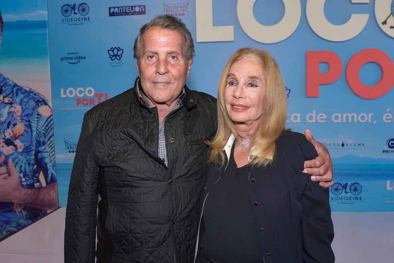 De acuerdo con el periodista Joaquín López Dóriga, su compadre, el padre del protagonista de 'La fea más bella', enfrentaba un cuadro de septicemia (infección grave que empeora de forma rápida). "
<b><a href="https://twitter.com/lopezdoriga/status/1335758031003455490" target="_blank">No soporta la septicemia catastrófica que sufre</a></b>", escribió al tiempo que pedía una oración por él.