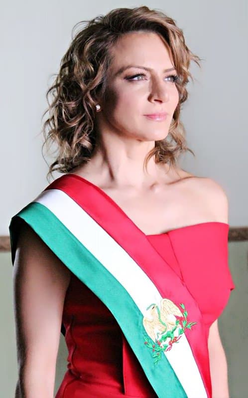 Correcta, audaz y muy valiente, así es Regina, personaje interpretado por 
<b><a href="http://www.univision.com/temas/silvia-navarro">Silvia Navarro</a></b> en '
<b><a href="http://www.univision.com/novelas/la-candidata">La Candidata</a></b>', ella lucha día a día para tener un México mejor, aunque para lograr esto está ganando decenas de enemigos que quieren ver frustrados sus planes.
