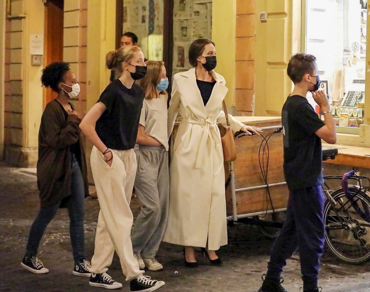 Eso sí, fuera de los eventos importantes y en su día a día sigue siendo fiel a sus gustos; ya que en sus vacaciones familiares por Roma (tras el estreno local de 'Eternals) se le vio pasear con un conjunto deportivo tan cómodo como sofisticado.