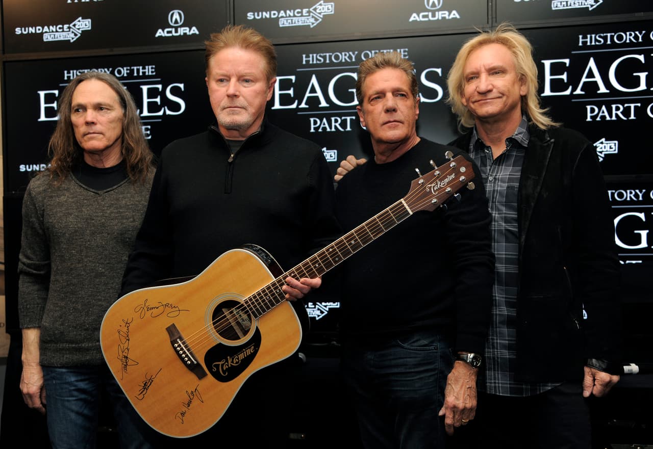 La
<b> sexta posición es para la legendaria banda The Eagles</b>. La agrupación ganó 33.1 millones en giras, vendió 369,000 álbumes y generó 743.4 millones de transmisiones, lo que produjo 4.5 millones en regalías de música grabada, lo que da un total de 
<b>37.5 millones</b>.
<br>