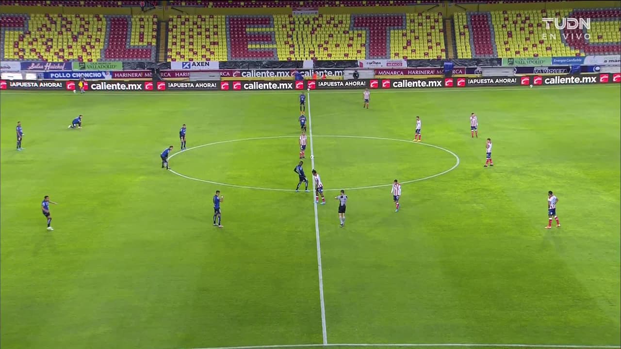 Arranca el partido y la pelota está en juego.