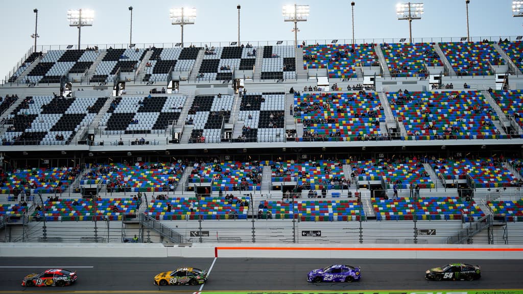 <b>La magnitud del público en Daytona. </b>Vista aérea de las tribunas y el infield lleno de aficionados. La fotografía muestra la dimensión del evento, considerado uno de los espectáculos deportivos más grandes de Estados Unidos, donde decenas de miles de personas convierten el autódromo en una verdadera fiesta del automovilismo.