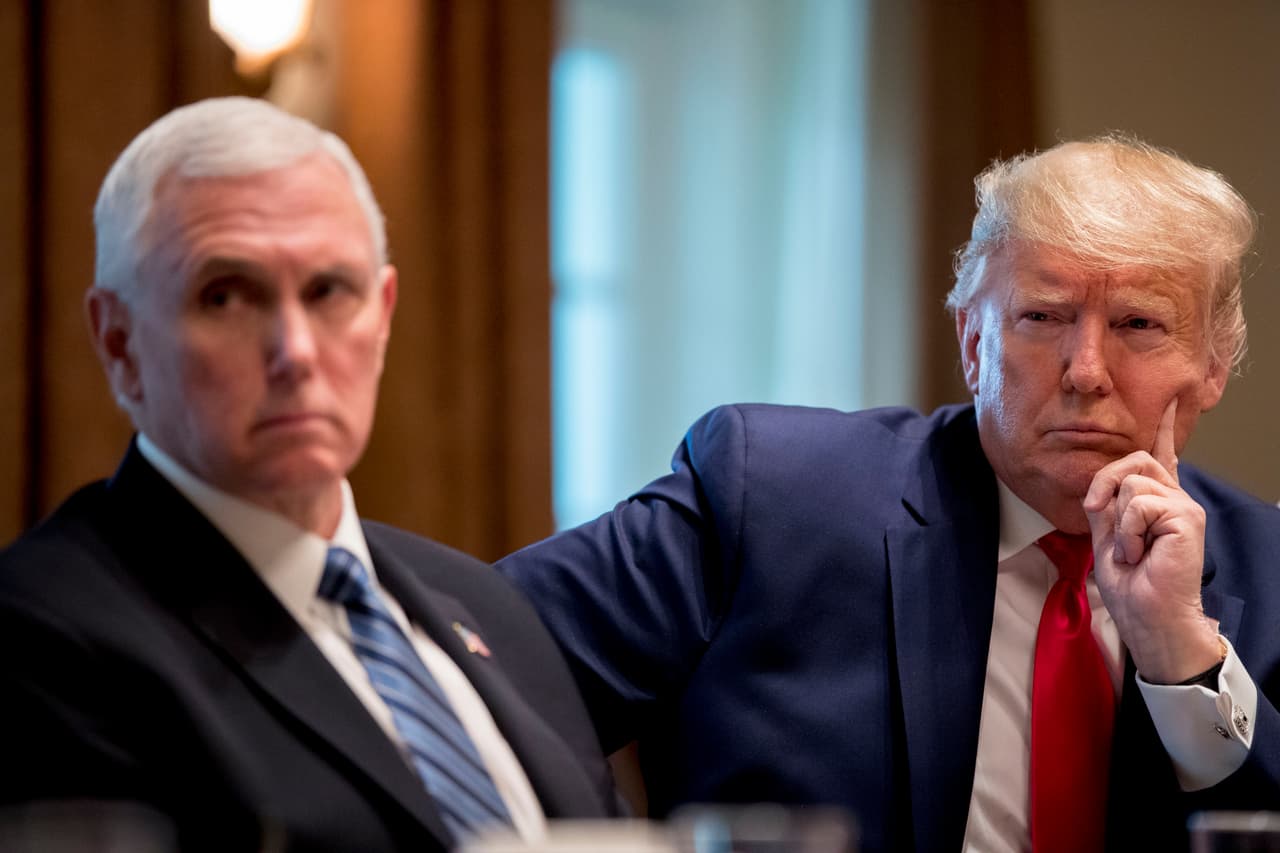 El presidente Trump y el vicepresidente Mike Pence durante una reunión con ejecutivos de la industria farmacéutica en la Casa Blanca, el 2 de marzo del 2020.