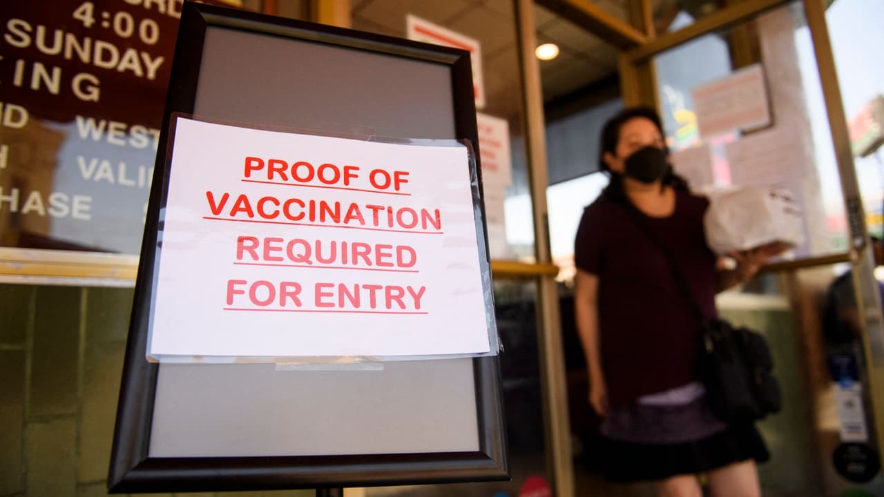 Oakland comienza a pedir prueba de vacunación para entrar a restaurantes, cines y bares