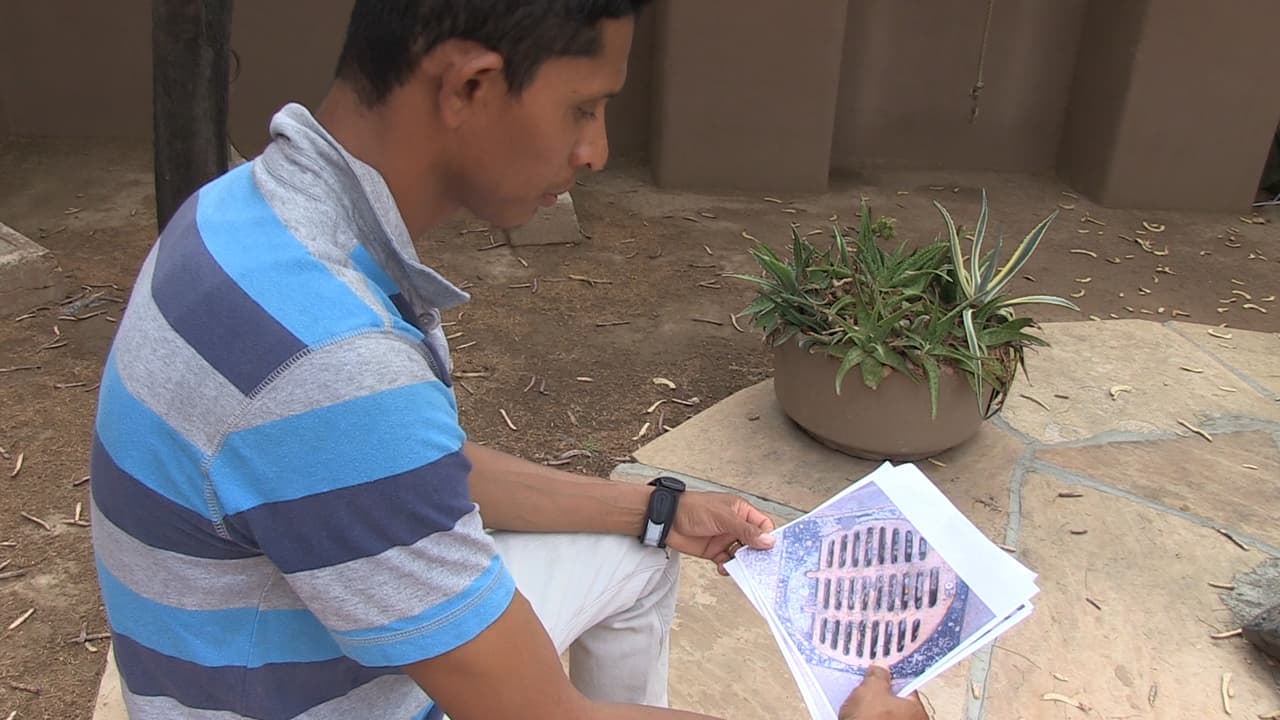 Norlan Flores, uno de los demandantes mira la fotos dadas a conocer de las estaciones de la Patrulla Fronteriza