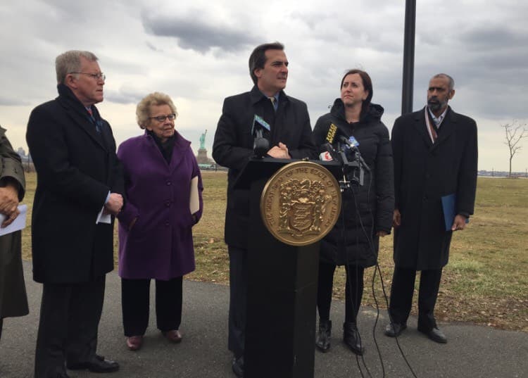 Senadores buscan prohibir que Port Authority apoye el veto migratorio ordenado por Trump