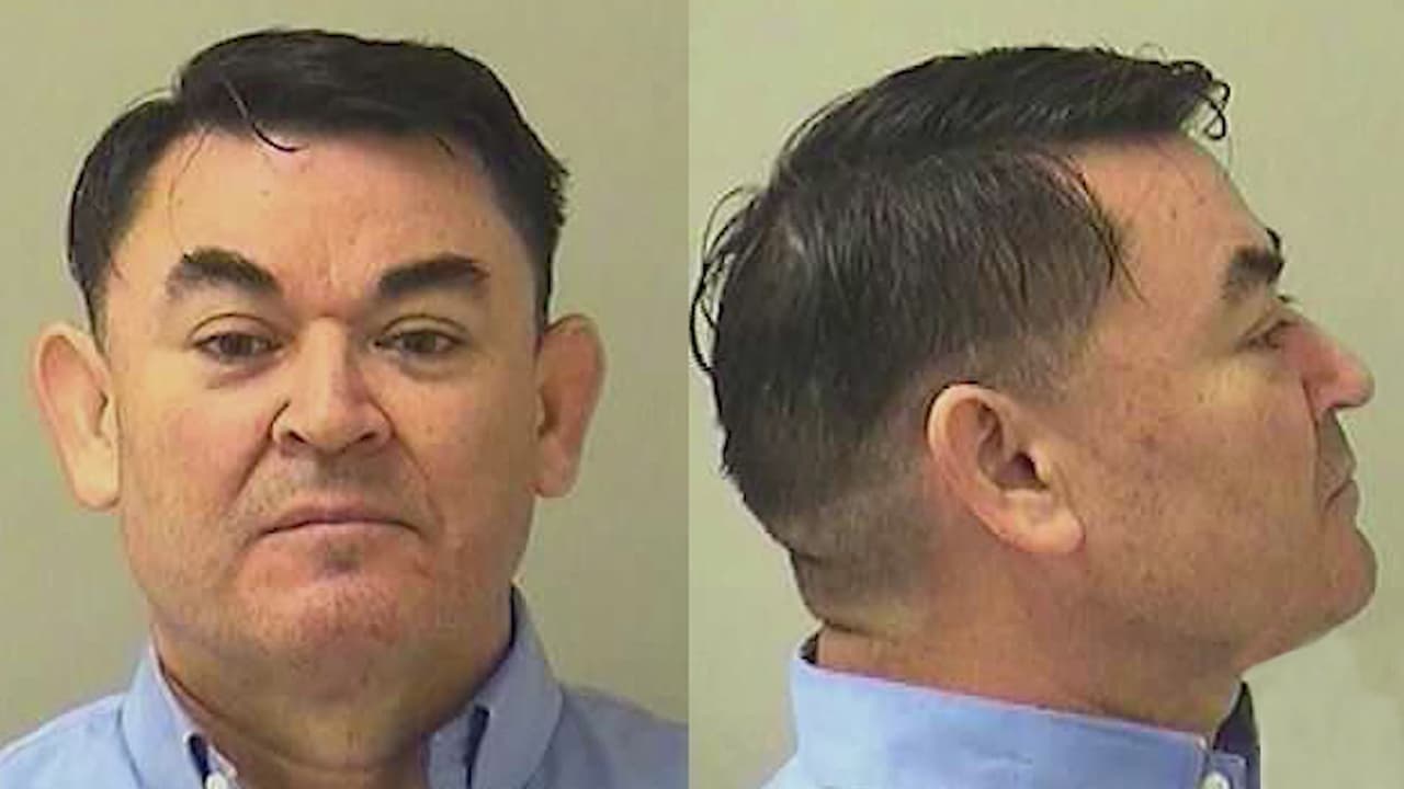 Salió bajo fianza maestro de escuela en Aurora acusado de abuso sexual agravado