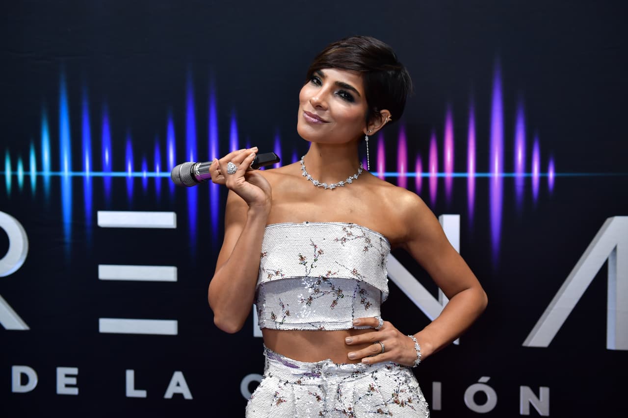 11 vestidos que confirman que Alejandra Espinoza prefiere brillar en plata