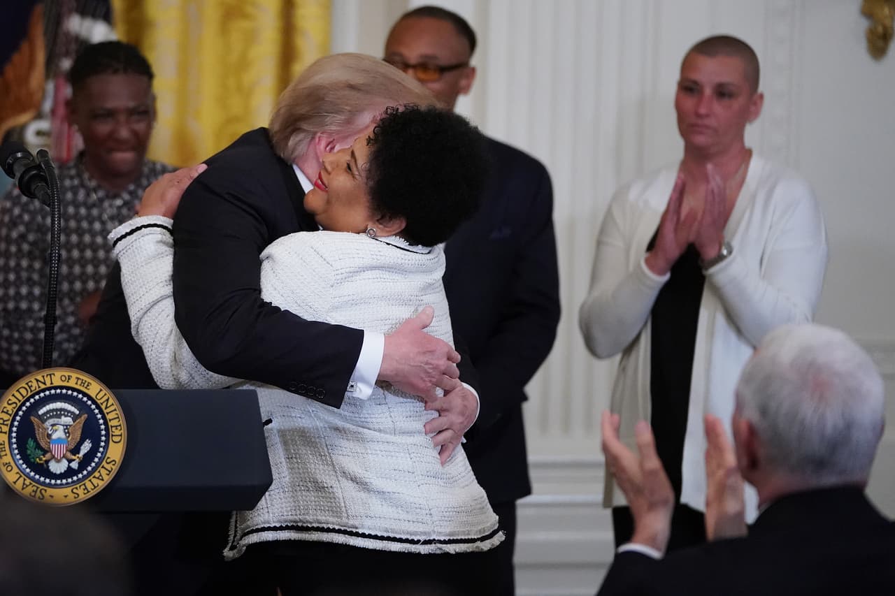 El 6 de junio de 2018,
<b><a href="https://www.univision.com/noticias/politica/donald-trump-conmuta-la-cadena-perpetua-a-una-narcotraficante-tras-pedido-de-kim-kardashian">Donald Trump conmutó la sentencia de Alice</a></b> tras 21 años en prisión.
