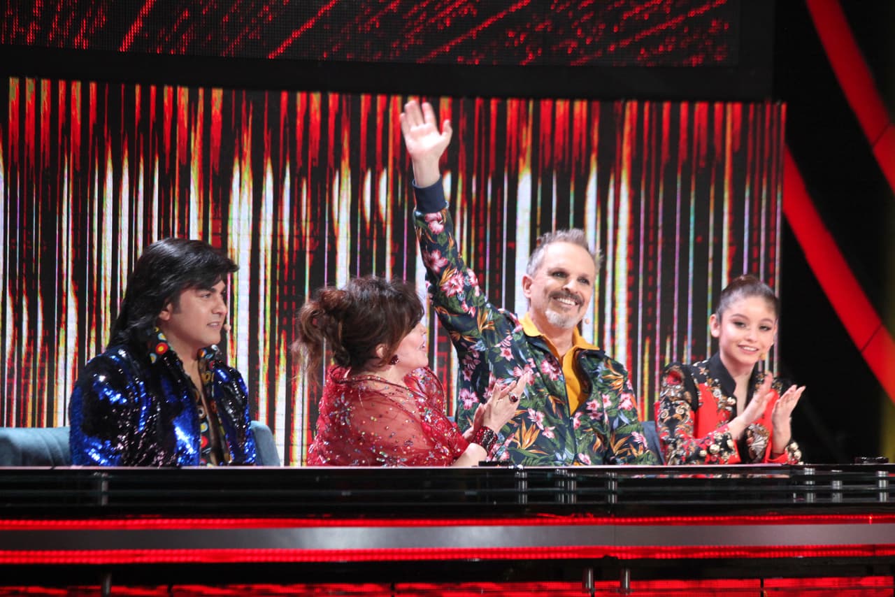 El cantante dio la bienvenida al público levantando la mano. Recibió los aplausos de sus compañeras.