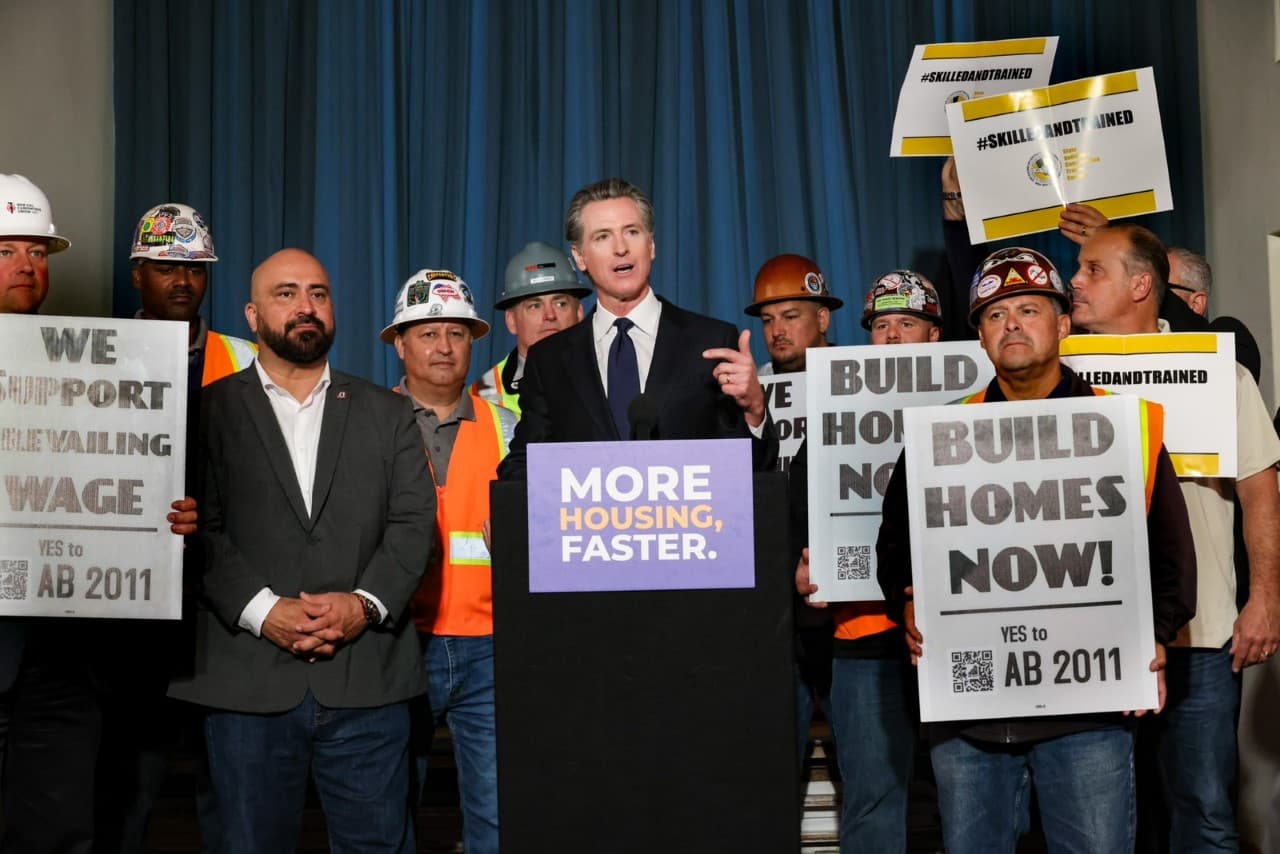 Gobernador Gavin Newsom firma leyes para facilitar la construcción de viviendas en California
