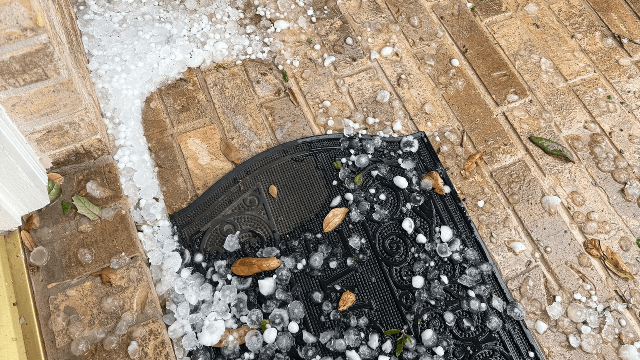 Las tormentas severas, además de granizo de diferentes tamaños, que puede ser desde pequeño hasta muy grande, también pueden producir tornados algunas veces.