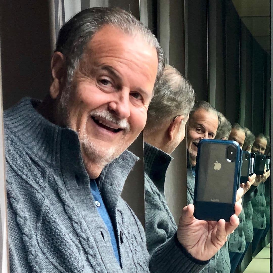 “Siempre me encantó la fotografía, así que cuando tenía 16 años y me mudé a Estados Unidos para estudiar la secundaria, ya sabía cómo tomar fotos, entonces comencé tomándolas para el anuario y el periódico”, dijo Raúl en declaraciones que publicó este viernes 
<a href="https://www.dailymail.co.uk/news/article-7748943/Photographer-turned-Univision-TV-host-Raul-Molina-shows-rare-pics-Princess-Diana-George-Bush.html" target="_blank">Daily Mail</a>.