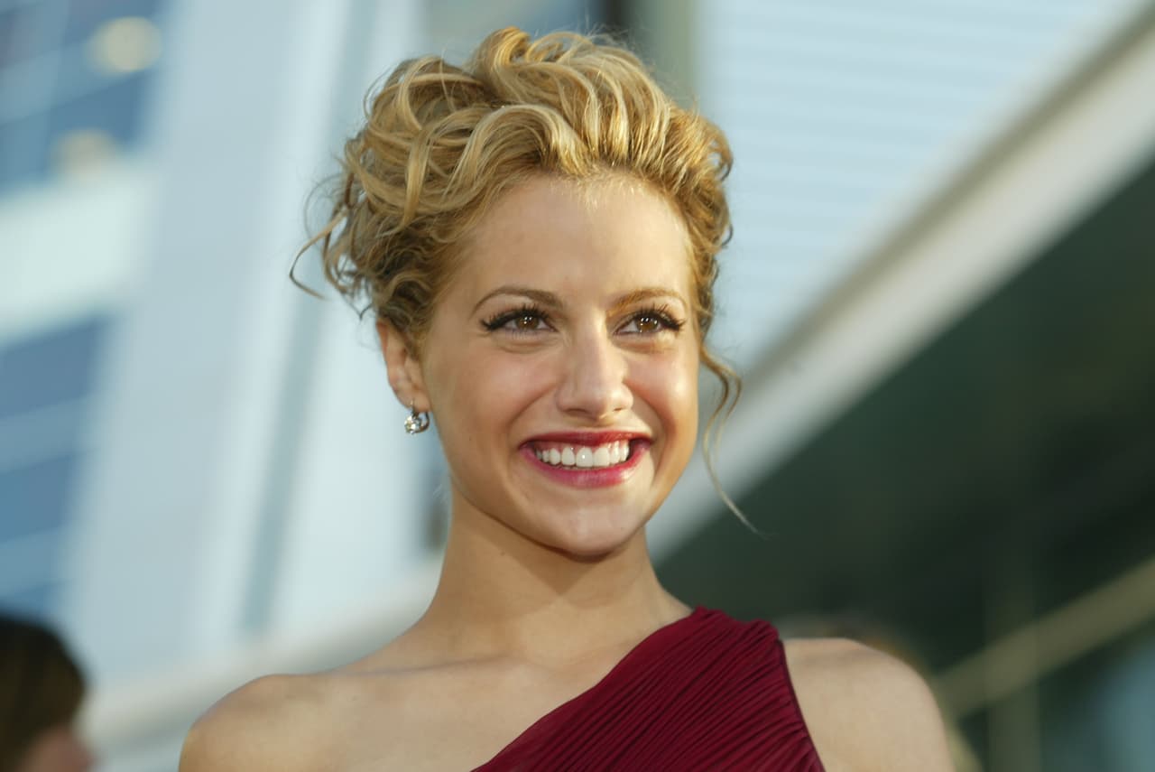 <b><a href="https://www.univision.com/temas/brittany-murphy">Brittany Murphy</a></b>. La fallecida Brittany Murphy protagonizó muchas películas populares, como Clueless, 8 Mile y Sin City. Nació en Atlanta y supo que quería ser actriz desde muy joven. Murió en 2009 a la edad de 32 años.