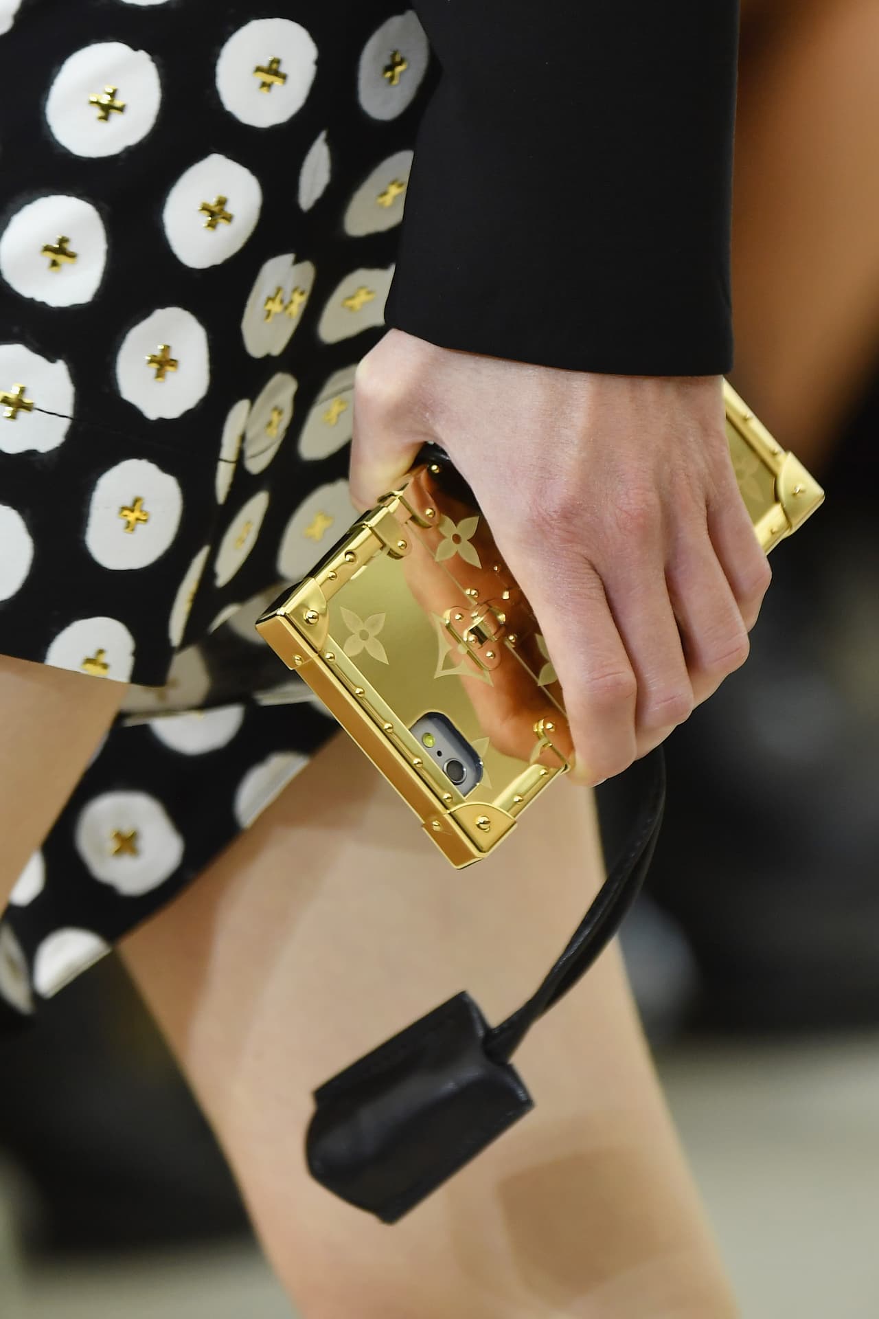 Louis Vuitton desbordó la idea de un monedero y creó un mini baúl metálico para llevar el celular. Es, a la final, el único y verdadero accesorio que nunca dejarás en casa.