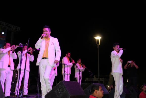 ¡Univisión Arizona sí cumple con su gente! Después de la tormenta, vino un súper concierto con El Dasa y la Arrolladora Banda Limón. Miles de personas bailaron, cantaron y además compartieron con el talento de radio y televisión de Univisión Arizona.