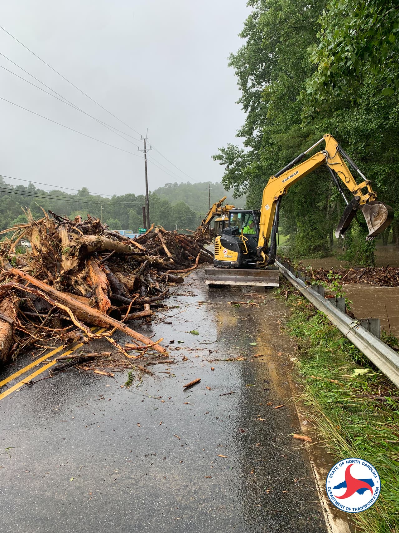 "Algunas carreteras están sufriendo más daños que otras. No intente conducir a través de agua estancada y mucho menos en agua en movimiento. Nunca conduzca alrededor del letrero de construcción, están por una razón", agregó NCDOT.