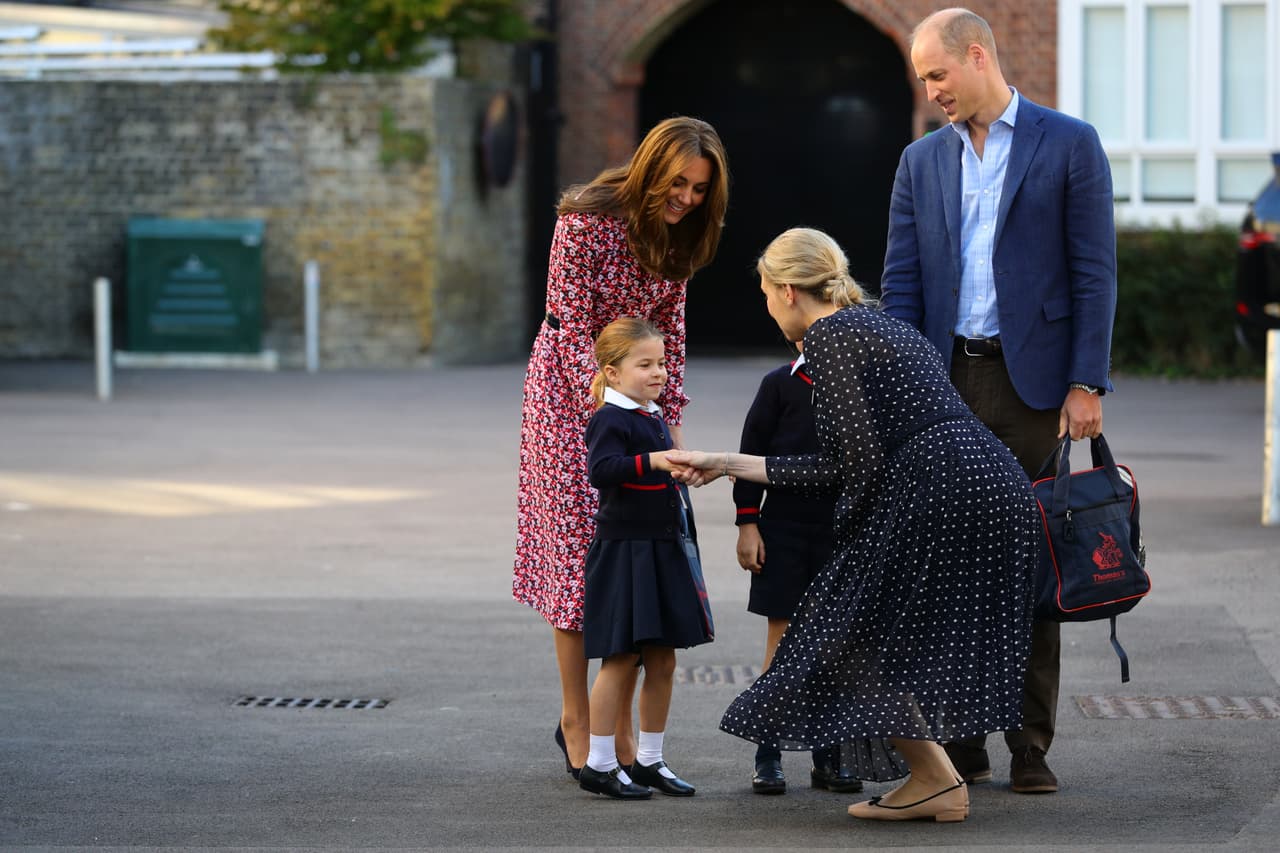 Por su parte, Kate Middleton le dijo a la directora: "¿Cómo estás? 
<b><a href="https://www.univision.com/famosos/william-y-kate-evitan-las-criticas-de-las-que-fueron-objeto-harry-y-meghan-y-optan-por-viajar-en-vuelo-comercial-fotos" target="_blank">¿Tuviste un buen verano?</a></b>".