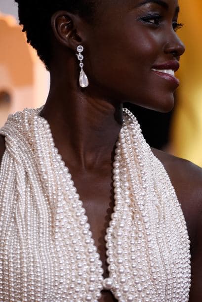 Tras haber cometido el crimen , el ratero y otros dos sujetos tomaron dos perlas del vestido de la actriz y las llevaron al distrito de la moda, ¡en donde les informaron que las perlas no eran reales!