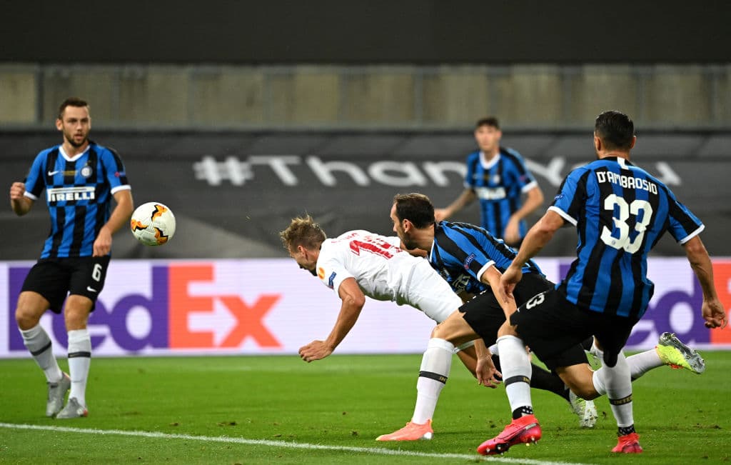 Luuk de Jong recibió un centro al área para guardar el balón con un tremendo testarazo.