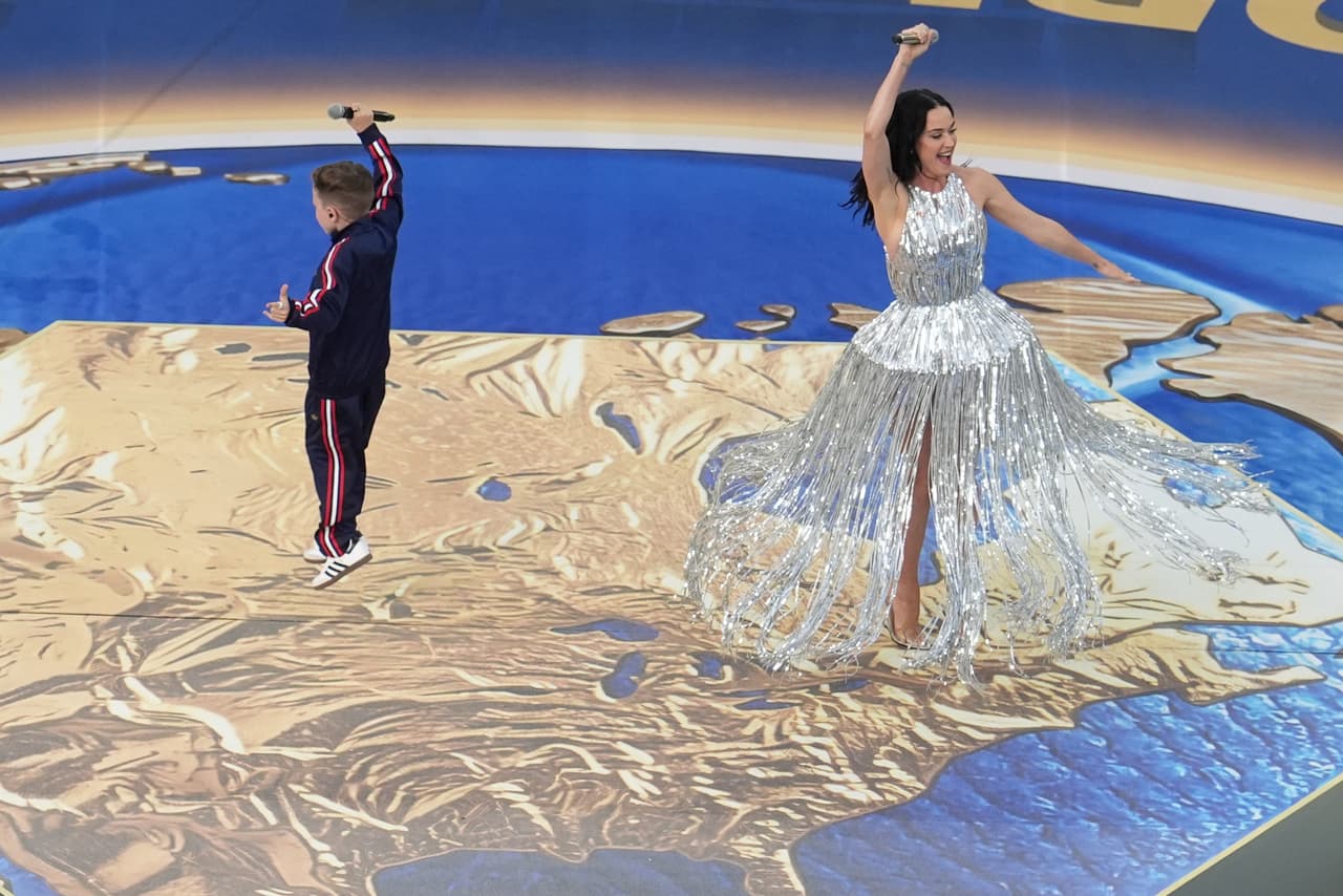 Katy Perry actúa junto a Tius Luka durante la ceremonia de apertura previa al partido de fútbol. (Foto AP/Marcio J. Sanchez)