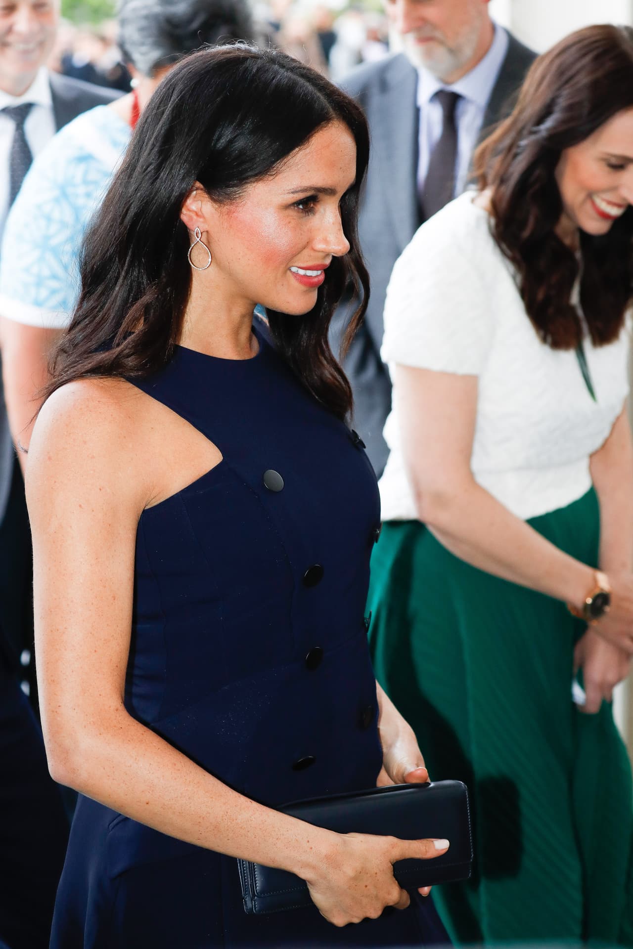 “Me parece una locura dejarles este mundo completamente contaminado, dañado y destruido. Todos nuestros nietos merecen un futuro mejor”, aseguró el hijo de la 
<b>reina Isabel II.</b>