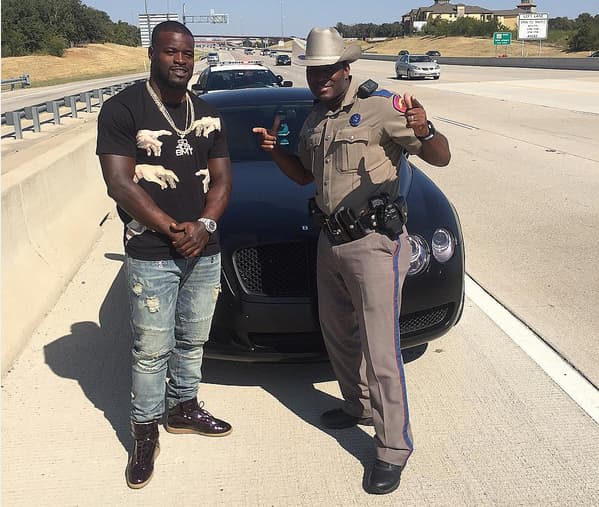 Policía texano se toma foto con jugador de los 'Cowboys' durante infracción de tránsito