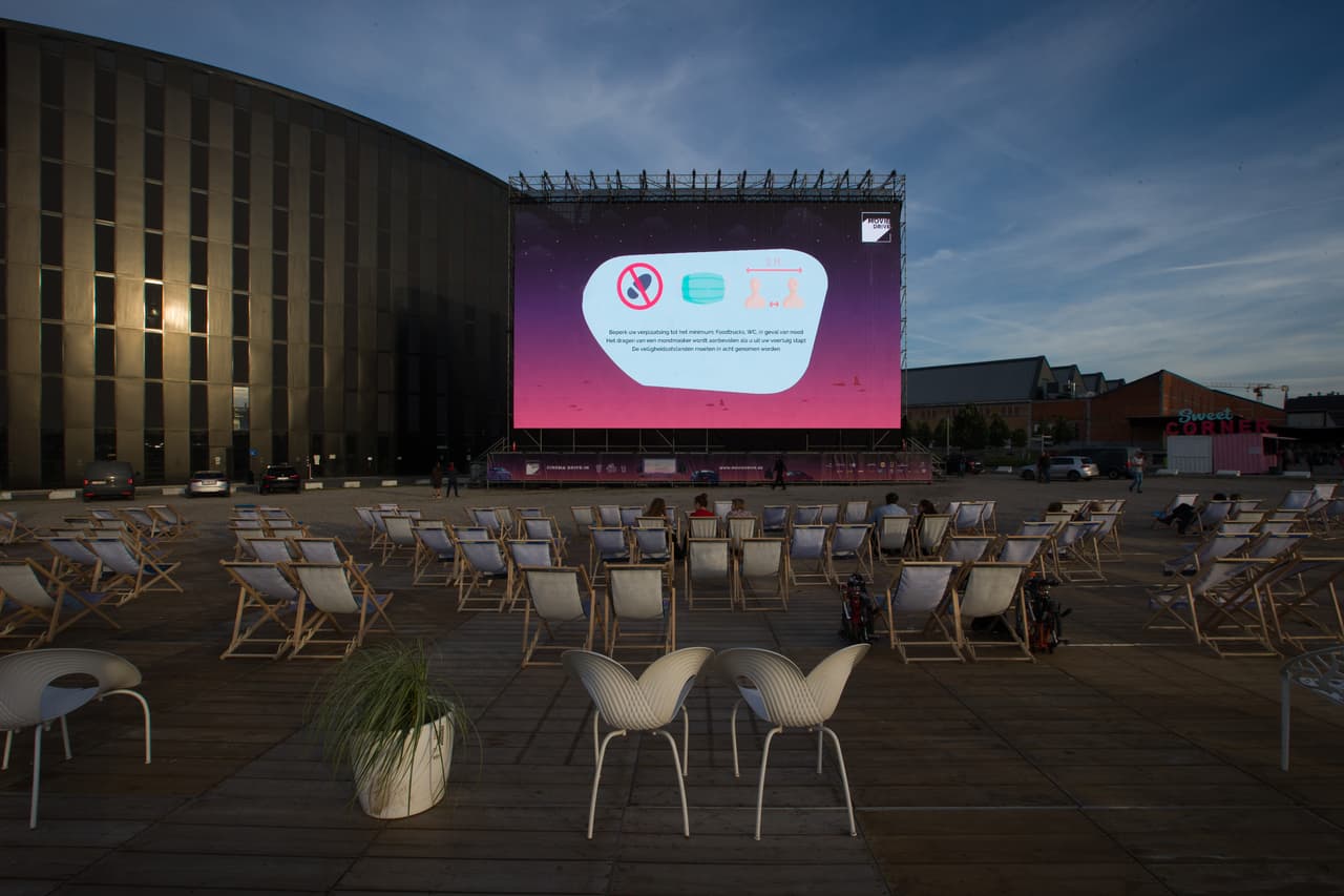 La admisión se realizará por orden de llegada y los espectadores deben usar mascarillas y permanecer sentados con su grupo mientras se mantienen alejados de los demás, dijo el distrito del parque en un comunicado de prensa.