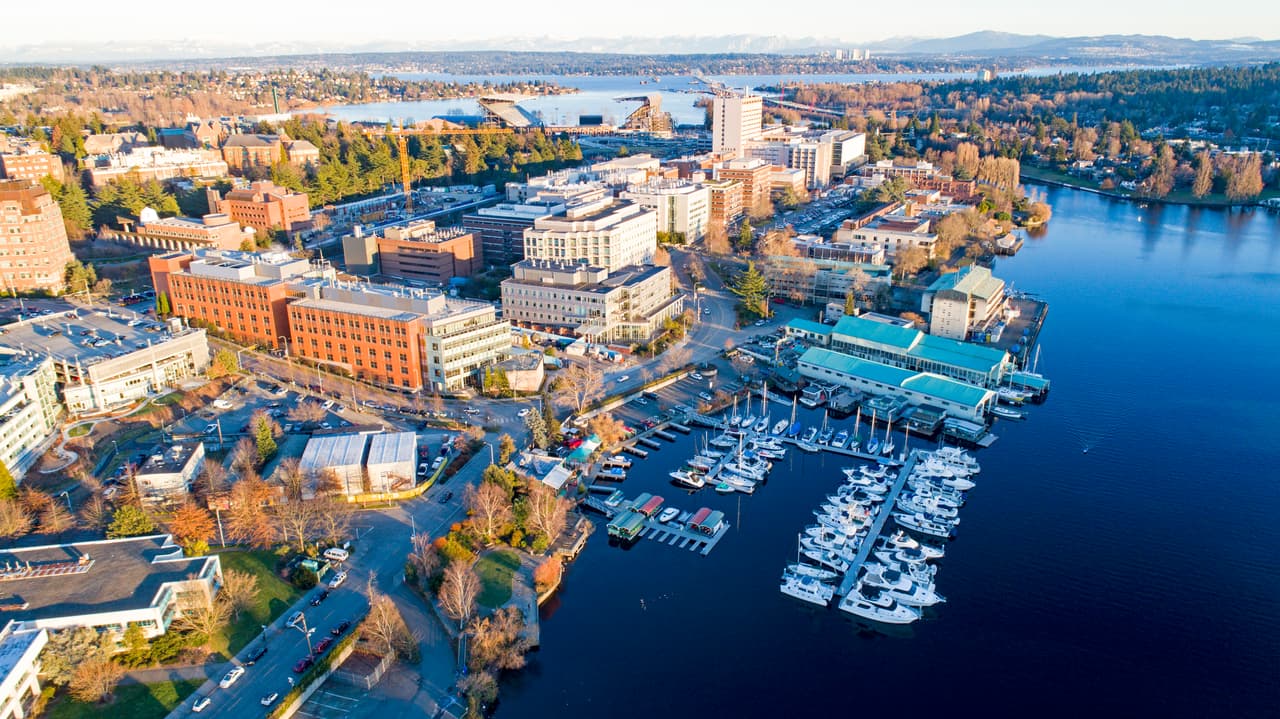 <b>University of Washington</b>
<br>
<br>Posición: 10 (empate)
<br>País: Estados Unidos
<br>Ciudad: Seattle, Washington
<br>Puntuación global: 83.4
<br>
<br>Matrícula y gastos promedio por año:
<br>Residente del estado: $26,595
<br>Fuera del estado: $51,159