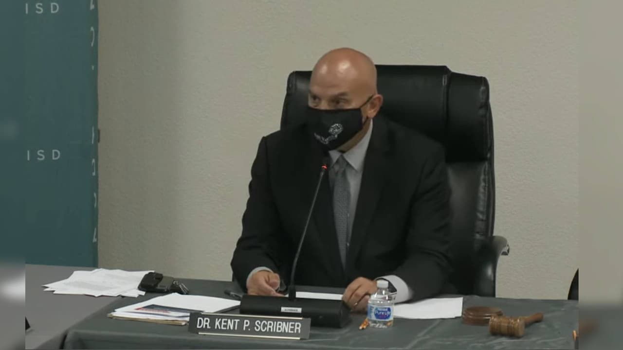 El Dr. Scribner anunció que el plan de regreso clases incluiría el uso obligatorio de tapabocas para todo el personal de Fort Worth ISD.