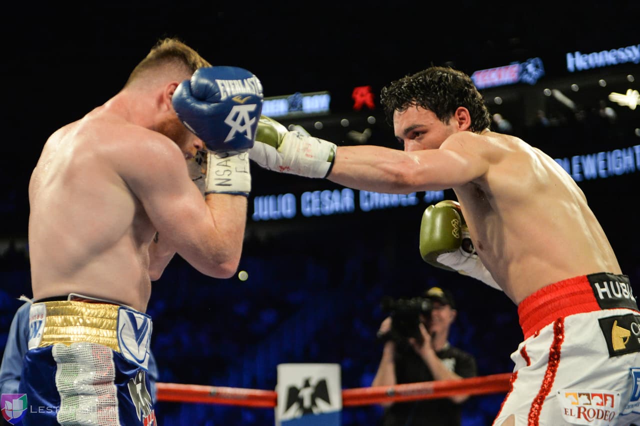 Te acercamos a los golpes que se dieron Saúl 'Canelo' Álvarez en contra de Julio César Chávez Jr., imágenes que te harán sentir en el ring.